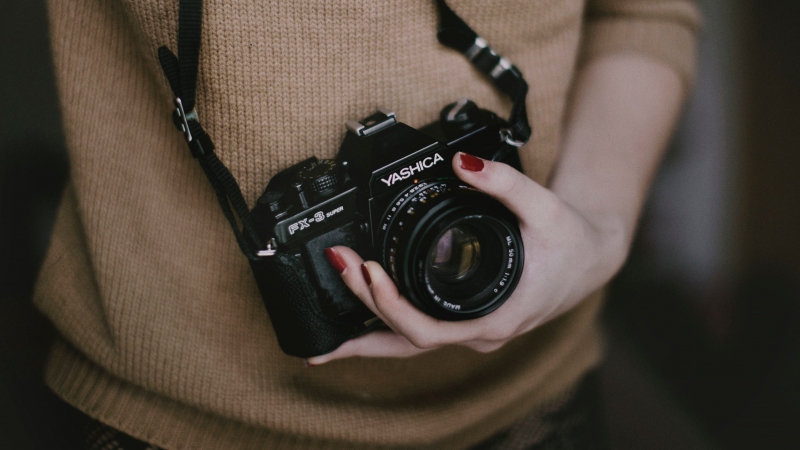 photographe-CHATEAUNEUF GRASSE-min_woman-camera-photography-photographer-slr-dslr-319-pxhere.com